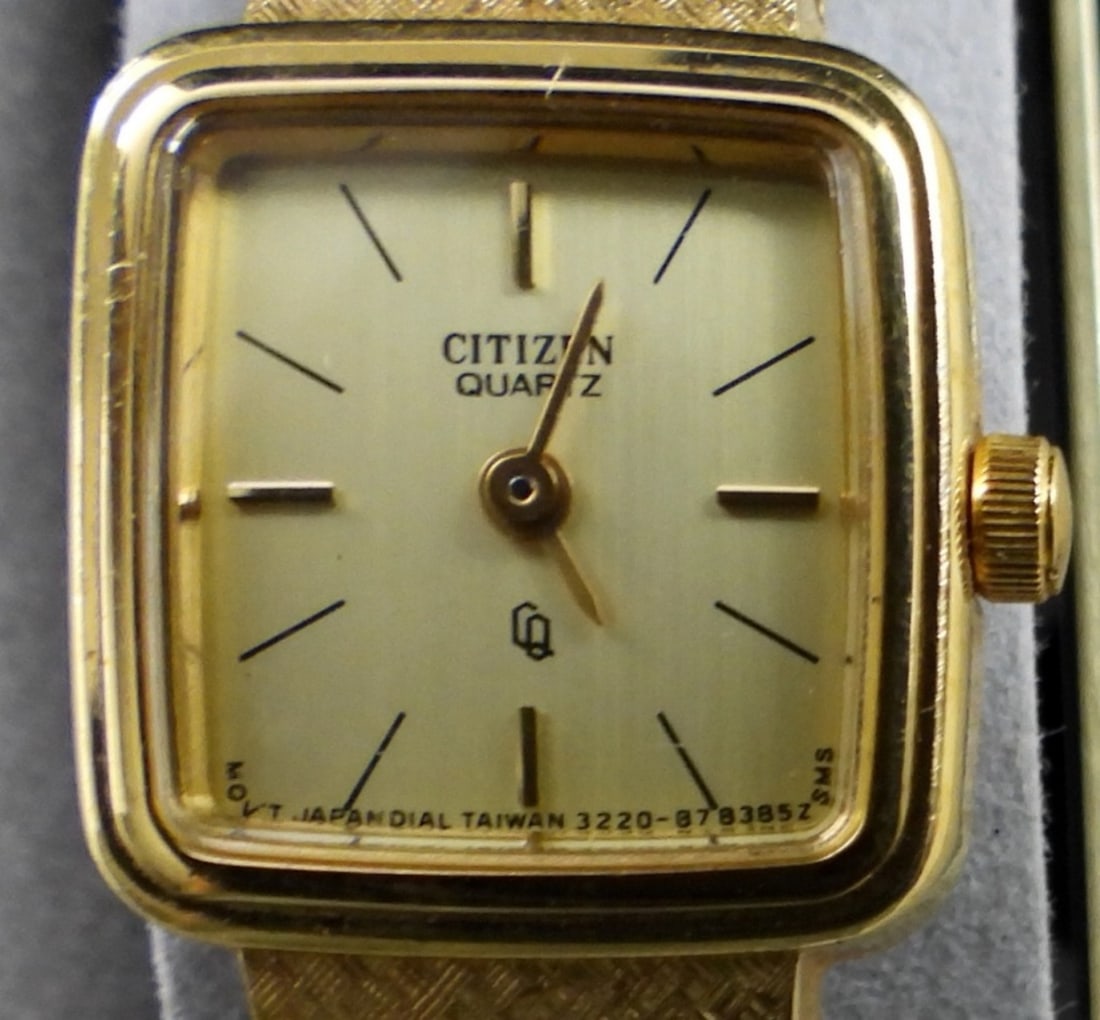 VTG LADIES GOLD TONE CITIZEN WATCH IN CASE (1 of 3)