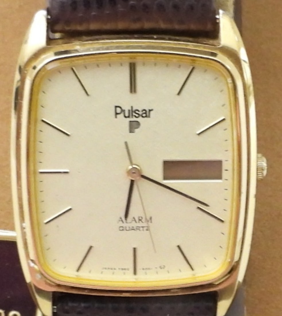 VINTAGE MENS PULSAR QUARTZ WATCH (1 of 2)