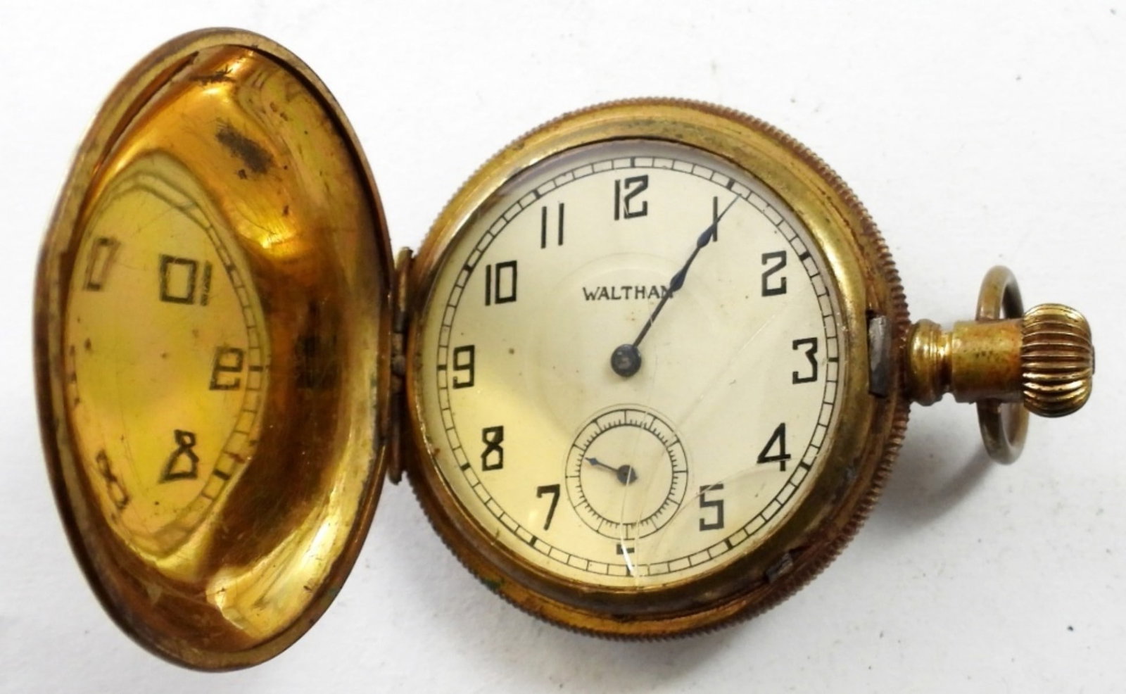 1903 WALTHAM WIND -UP HUNTING WATCH: 1903 WALTHAM WIND -UP HUNTING WATCH 6 SIZE,# 13104250 , 7 JEWEL GRADE J . GOLD TONE . RUNNING BUT NOT TESTED AS TO KEEPING TIME ( HAIR LINE CRACK ON FACE)