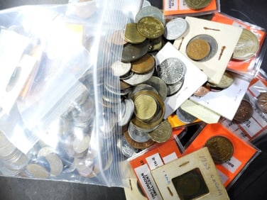 5 POUNDS WORLD FOREIGN COIN & TOKEN LOT