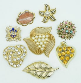(8) VINTAGE GOLD TONE BROOCHES