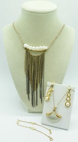 AVON VTG FROSTED SEASHELL NECKLACE