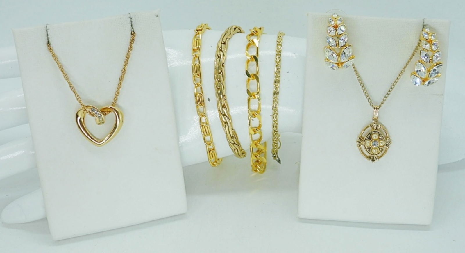 GOLD TONE VTG NECKLACES & BRACELETS: FOUR GOLD TONE CHAIN BRACELETS, 6, 6.5, 7 INCHES. PIERCED EARRINGS. TWO GOLD TONE NECKLACES, 16 & 18".