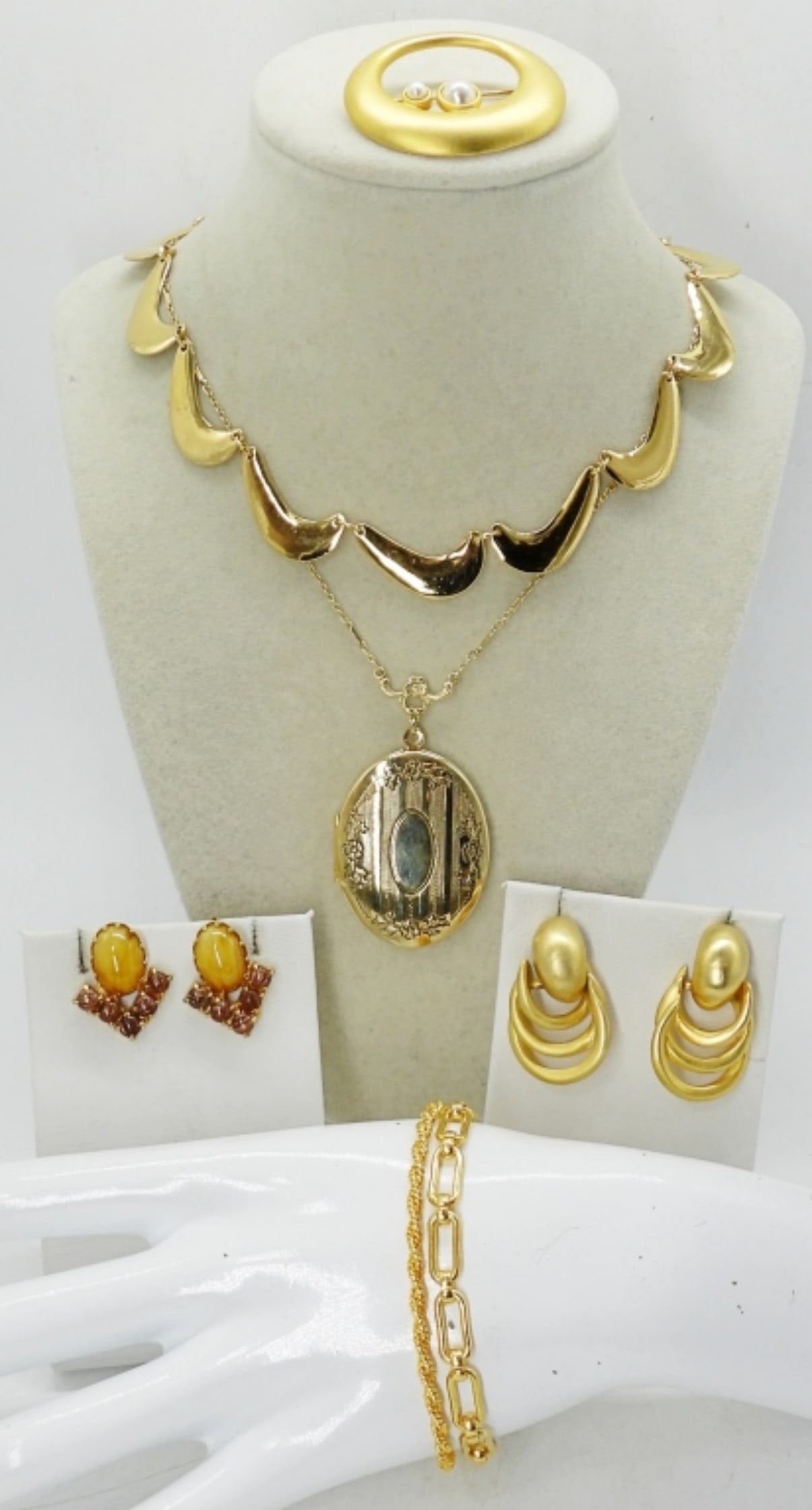 GOLD TONE FASHION NECKLACES & MORE: TWO NECKLACES, 18 & 26". TWO PAIR OF EARRINGS, PIERCED & CLIP ON. MATTE GOLD TONE PEARL BROOCH, 1.5". TWO BRACELETS, 7".