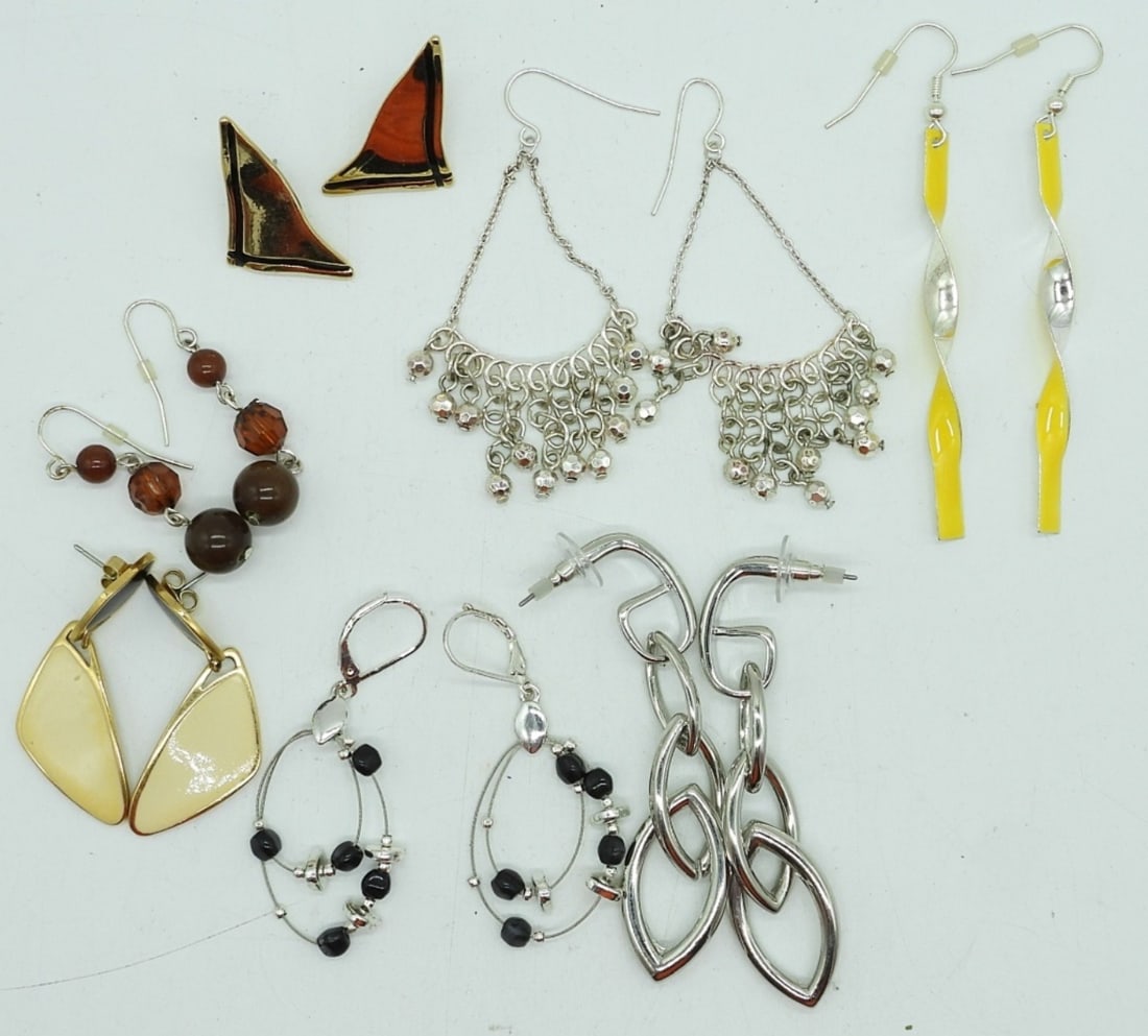 6 VTG GOLD & SILVER TONE EARRINGS: 6 VINTAGE GOLD AND SILVER TONE PIERCED EARRINGS.
