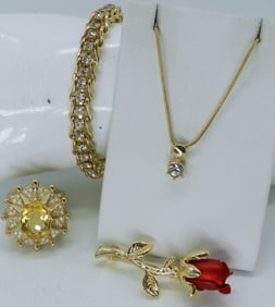 (4) GOLD TONE WOMENS FASHION SET