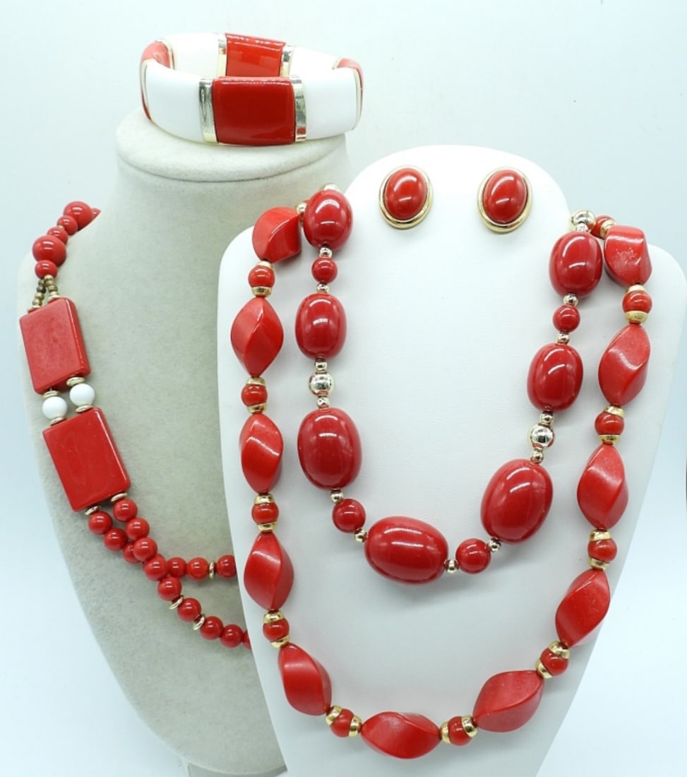 5 PIECE LADIES RED AND GOLD TONE JEWELRY SET: 5 PIECE LADIES RED AND GOLD TONE JEWELRY SET, (2) 24" NECKLACES AND AN 18 " NECKLACE ALL WITH GOLD TONE AND RED BEADS , A 3" STRETCHY BRACELET AND A PAIR OF A EARRINGS