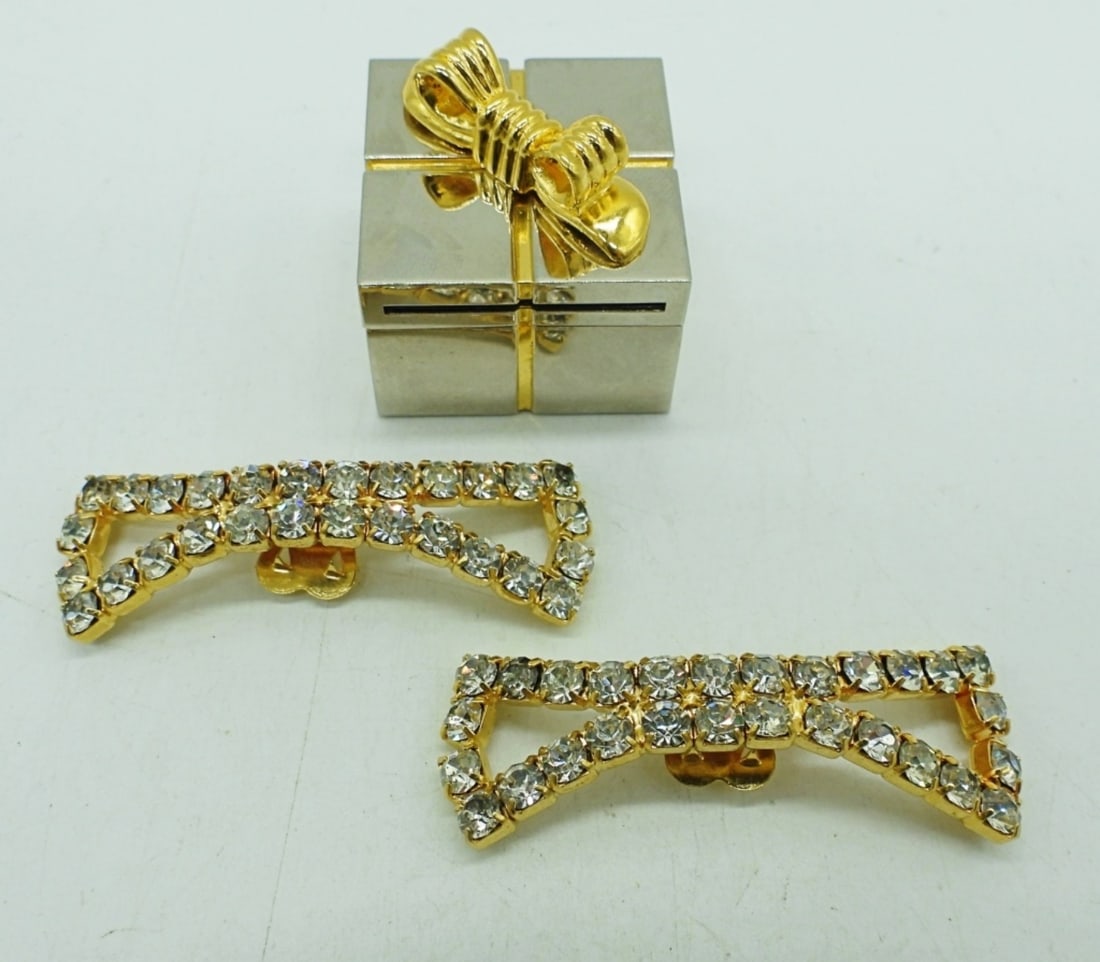 VTG BOW TIE SHOE CLIPS & TRINKET BOX: VINTAGE GOLD TONE BOW TIE SHOE CLIPS, 2". SILVER & GOLD TONE TRINKET BOX, 1".