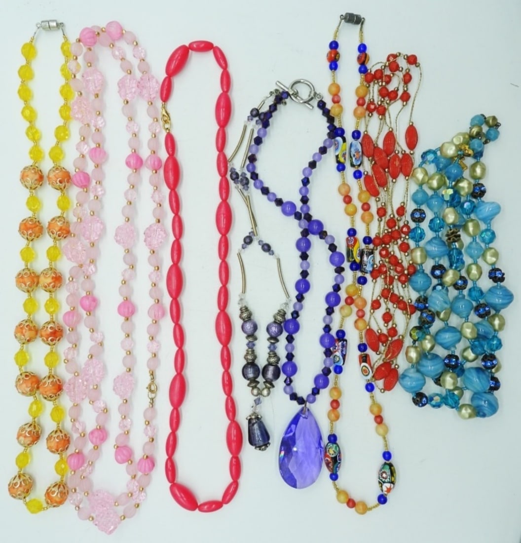 (8) BEADED FASHION NECKLACES: 8 BEADED FASHION NECKLACES. ALL SIZES.
