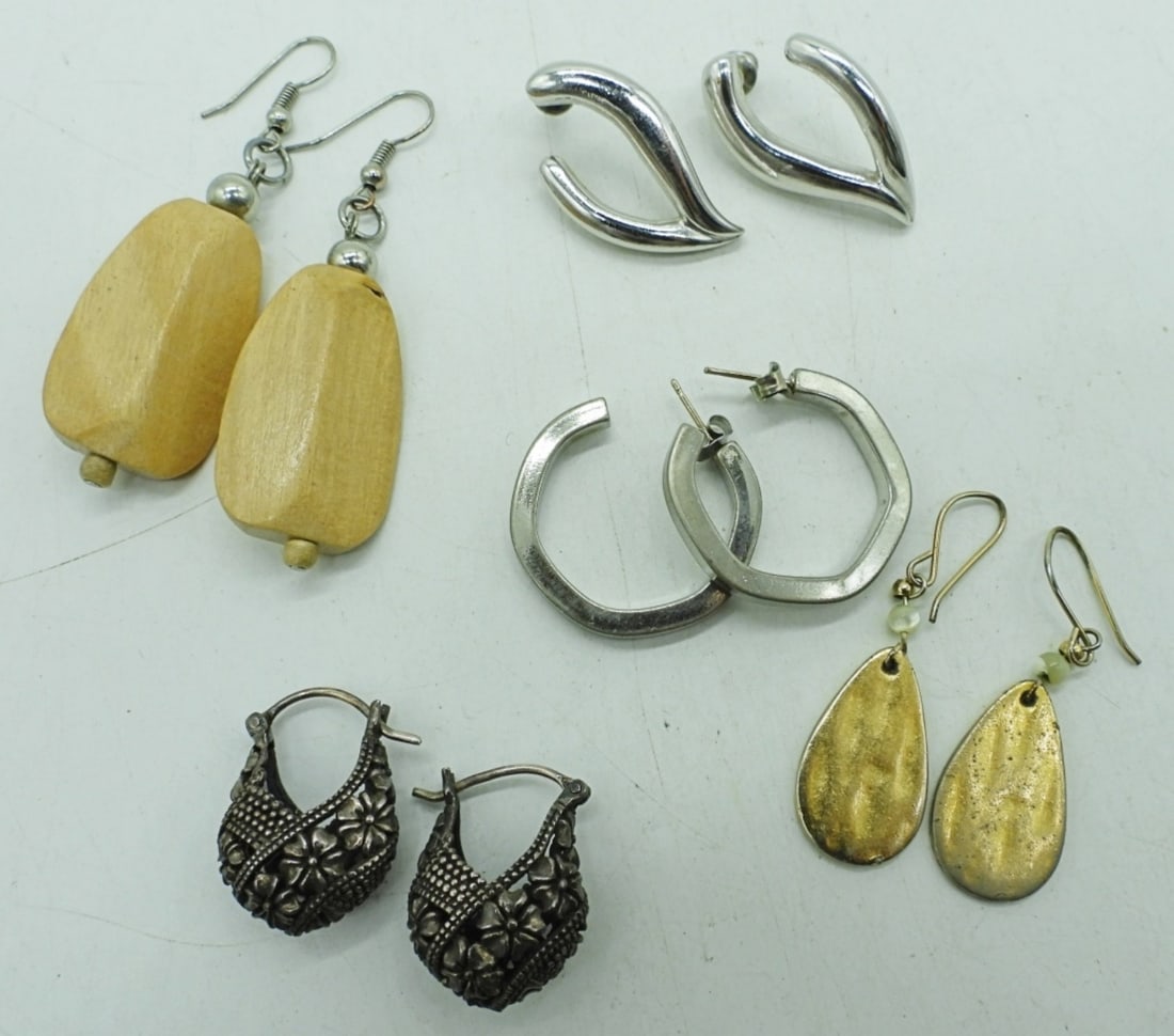 (5) PAIR MODERN PIERCED EARRINGS: FIVE PAIR OF MODERN PIERCED EARRINGS