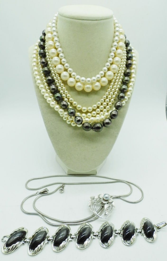 8 PEARL NECKLACES & A BRACELET: SIX PEARL NECKLACES, 15"-32". ONE BRACELET, 7".