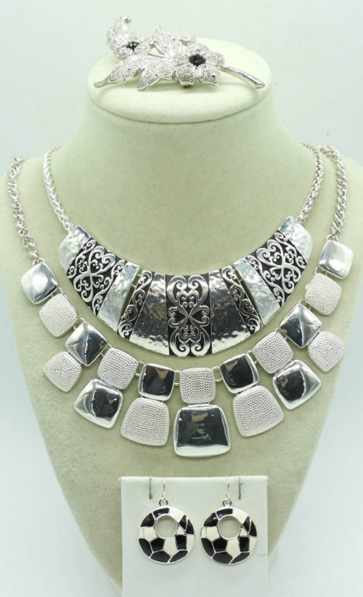 4 PIECE BLACK & SILVER TONE FASHION JEWELRY: 4 PIECE BLACK & SILVER TONE FASHION JEWELRY,18" SILVER TONE NECKLACE,18" BLACK & SILVER TONE NECKLACE,A SILVER TONE BROOCH WITH BLACK AND DIAMOND LIKE GEM STONES AND A PAIR OF BLACK & WHITE EARRINGS .