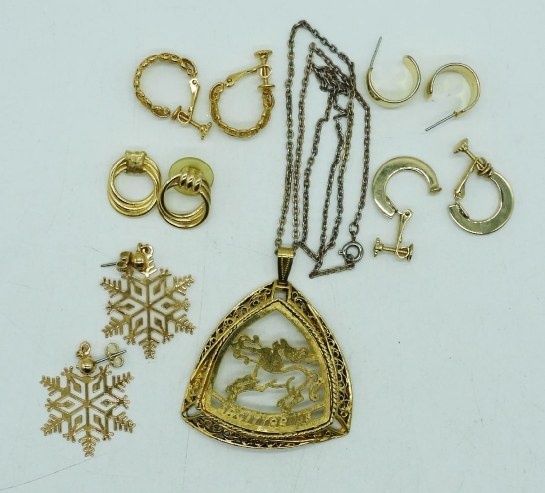 MODERN GOLD TONE EARRINGS & NECKLACE: SAGITTARIUS NECKLACE, 18". 5 PAIR OF MODERN PIERCED EARRINGS.