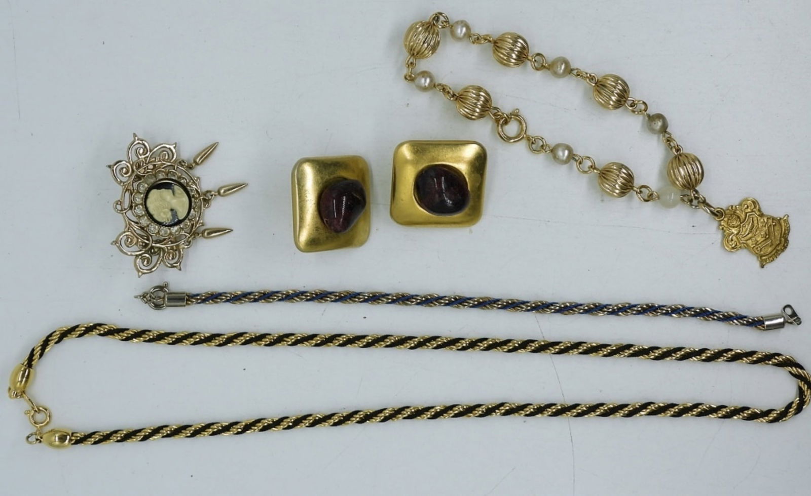 5 PIECE GOLD TONE LADIES JEWELRY SET (1 of 2)