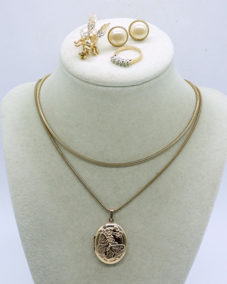 5 PIECE GOLD TONE LADIES JEWELRY SET: 5 PIECE GOLD TONE LADIES JEWELRY SET, 18" GOLD TONE NECKLACE WITH LOCKET PENDANT, 14" GOLD TONE CHAIN, FAUX PEARL CLEAR RHINESTONE GOLD TONE BEE/BUG PINA PAIR OF FAUX PEARL GOLD TONE EARRINGS AND A SI