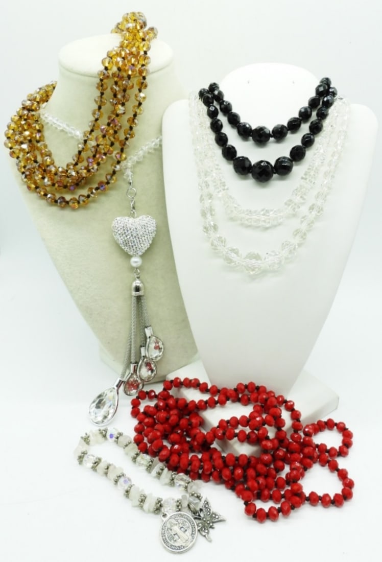 BEAUTIFUL GLASS BEADED NECKLACES (1 of 5)