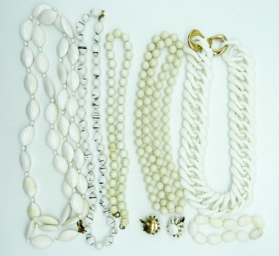 VTG WHITE PLASTIC JEWELRY LOT: VINTAGE WHITE PLASTIC JEWELRY. 5 NECKLACES, 18-48 INCHES. STRETCHY WHITE GEMSTONE BRACELET (NOT PLASTIC) AND ONE PAIR OF CLIP ON EARRINGS.