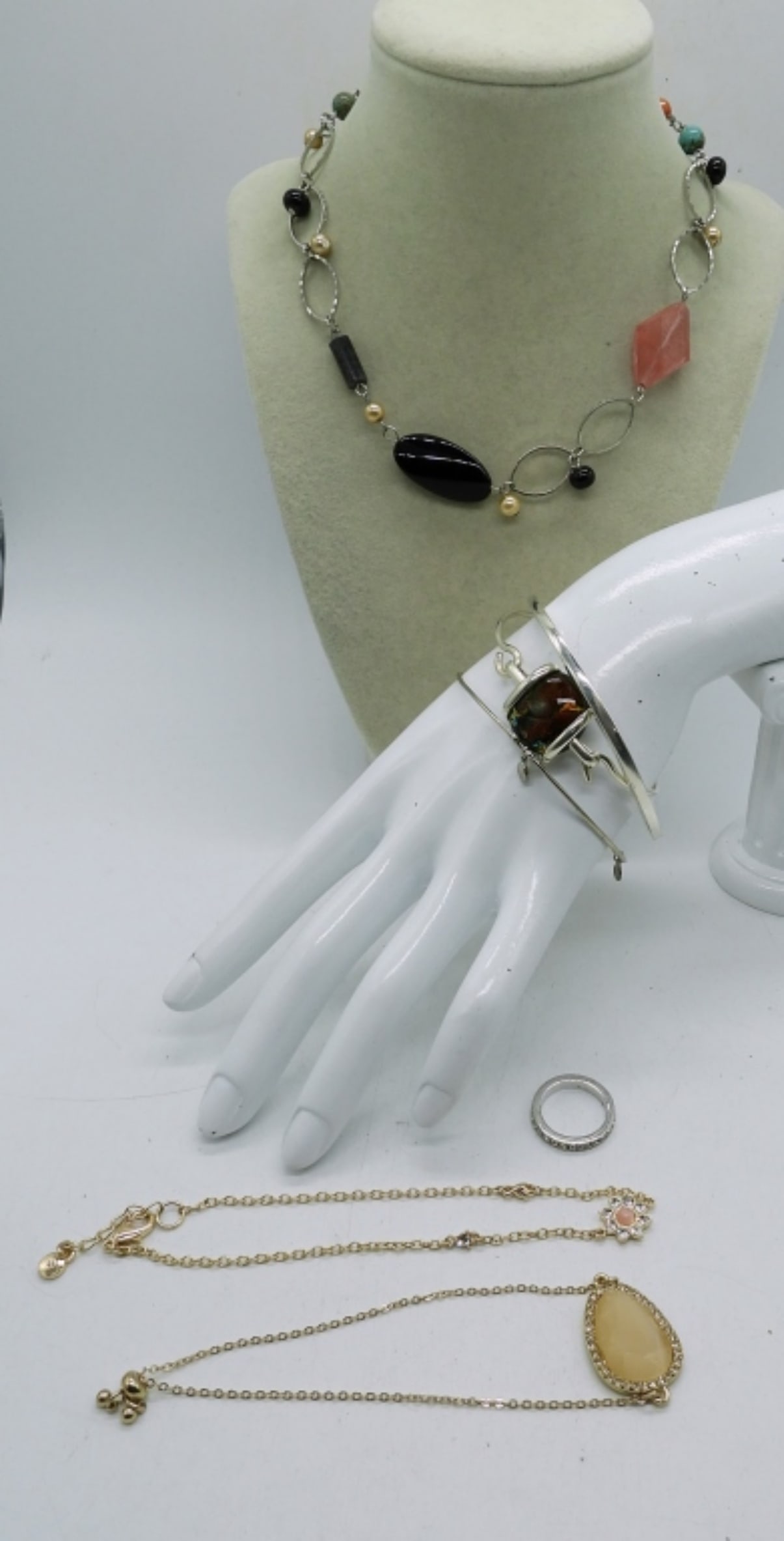 6 PIECE LADIES FASHION JEWELRY  LOT (1 of 1)