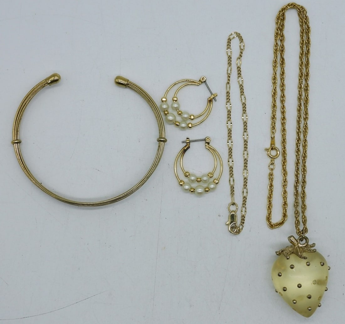 (4) LADIES GOLD TONE FASHION SET (1 of 2)