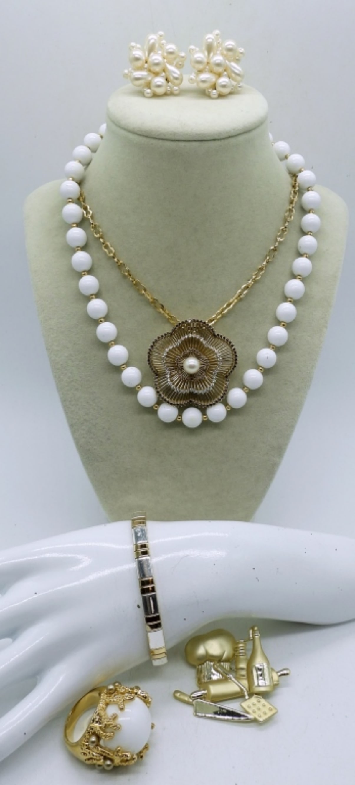 (6) WHITE &GOLD TONE FASHION JEWELRY LOT (1 of 2)