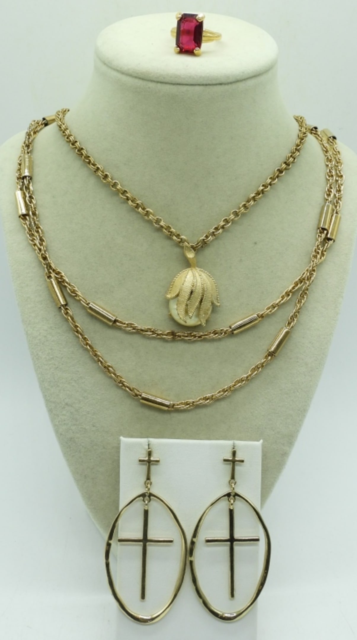 4 PIECE GOLD TONE FASHION SET: 4 PIECE GOLD TONE FASHION SET,42" GOLD TONE NECKLACE,16" GOLD TONE NECKLACE WITH PENDANT, A PAIR OF EARRINGS AND A SIZE 8 RING WITH A RED GEM -STONE