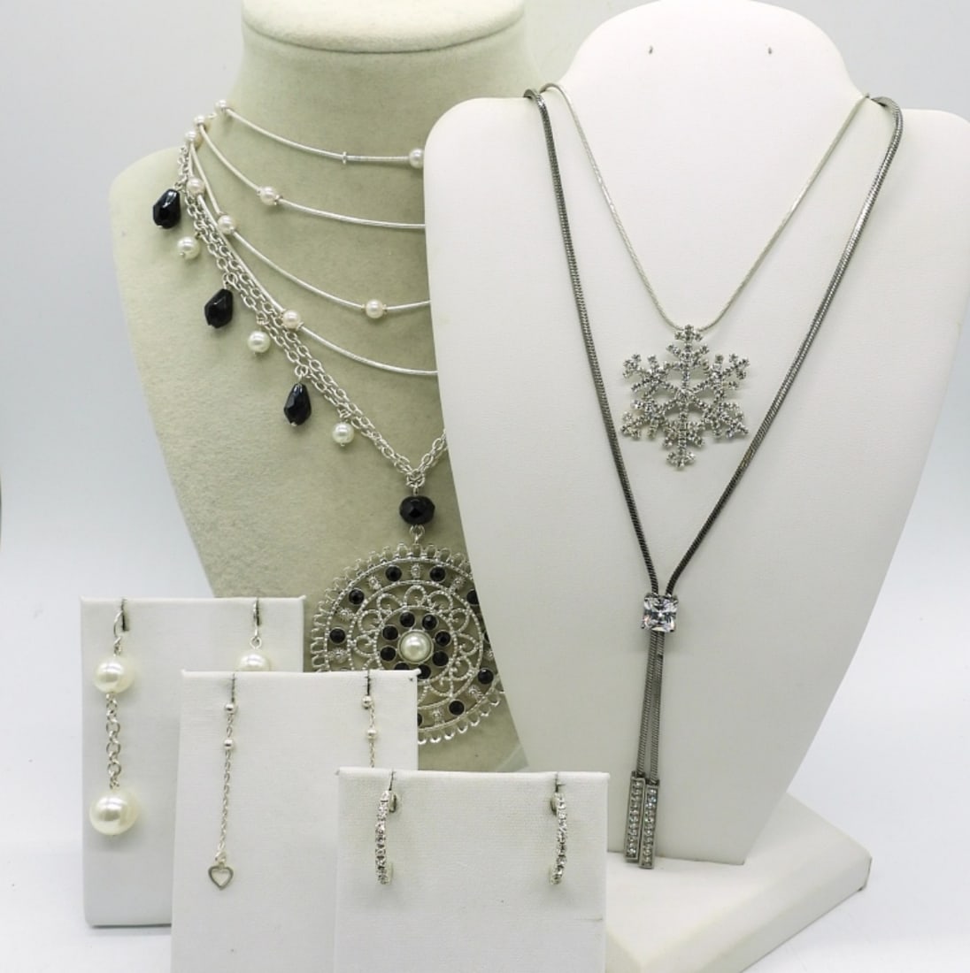4 FASHION NECKLACES 3 FASHION EARRINGS: FOUR NECKLACES, 18 & 24". THREE PAIR OF FASHION EARRINGS.