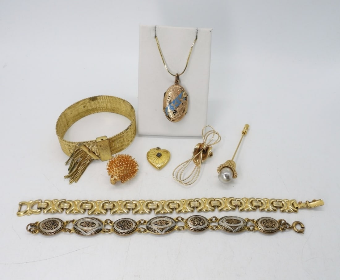 (8) GOLD TONE VINTAGE JEWELRY: GOLD TONE LOCKET, 22". HEART LOCKET PENDANT. THREE GOLD TONE BRACELETS, 7-8". THREE PINS.