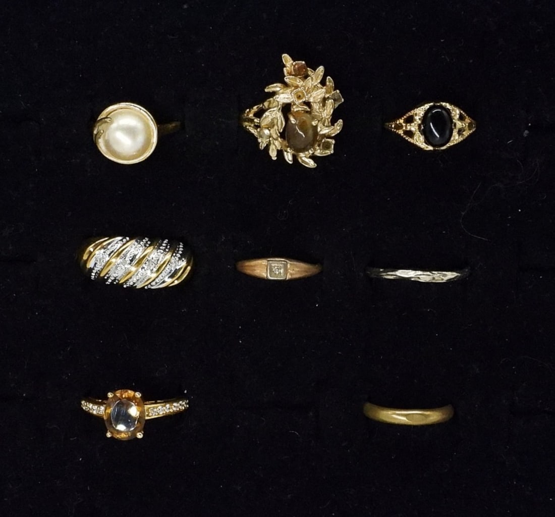 (8) GOLD TONE FASHION RINGS: EIGHT GOLD TONE FASHION RINGS. SIZES 4.5-9