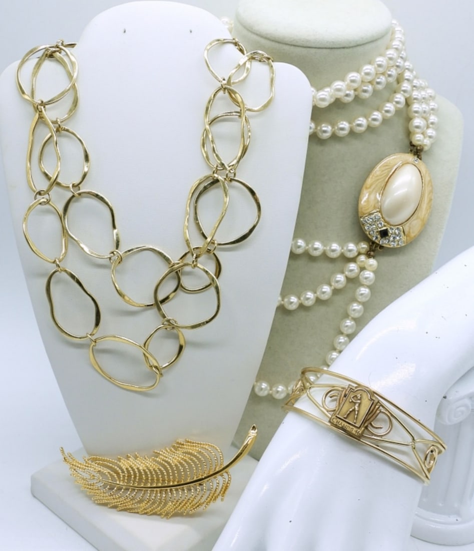 4 GOLD TONE LADIES FASHION JEWELRY: 4 GOLD TONE LADIES FASHION JEWELRY,34" GOLD TONE NECKLACE28" PEARL NECKLACE WITH PENDANT, A MONET GOLD TONE LEAF BROOCH AND A CUFF BRACELET5