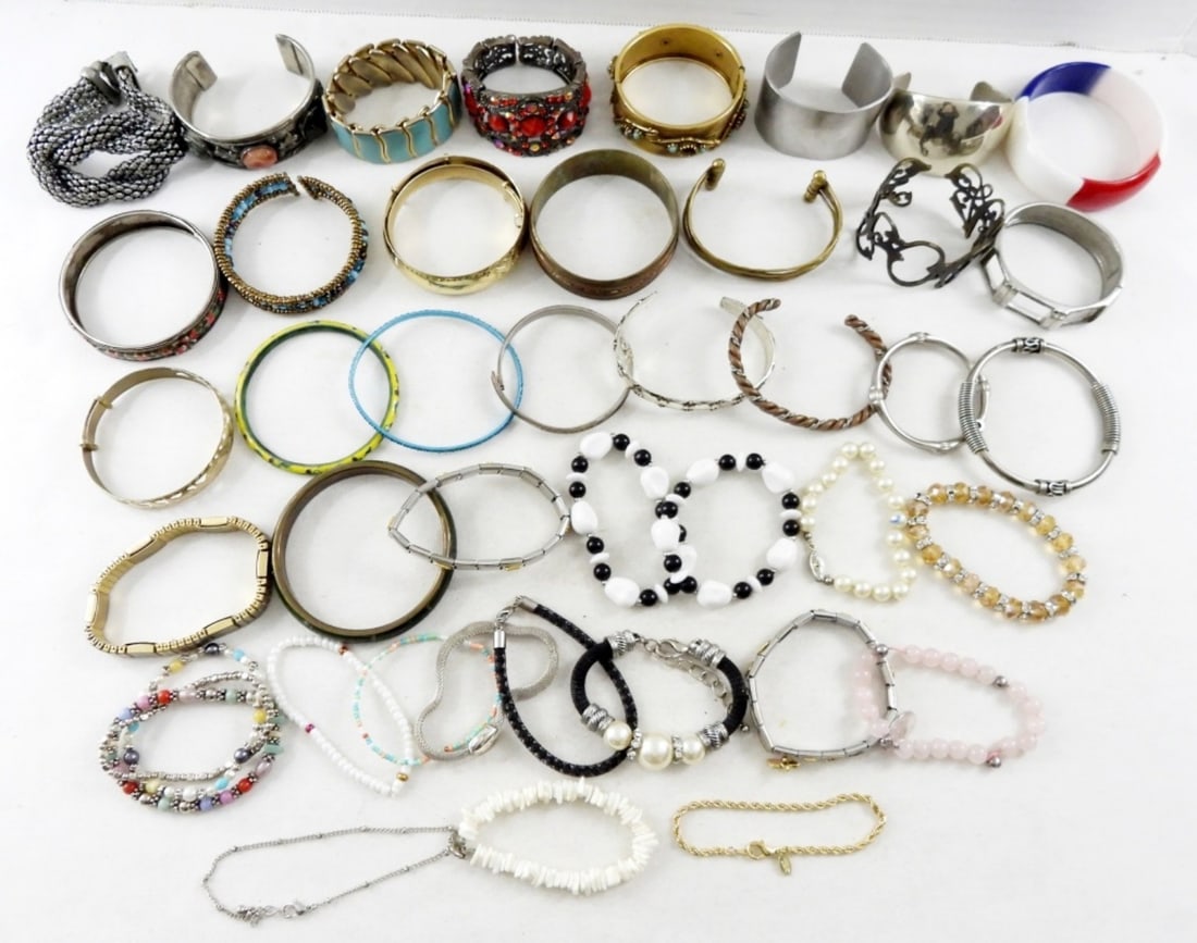 BIG VARIETY LOT LADIES FASHION BRACELETS (40): 40 ASSORTED COLOR AND STYLES OF LADIES BRACELETS