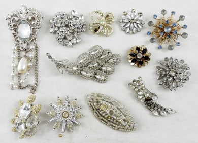 ASSORTED SPARKLING VINTAGE BROOCHES
