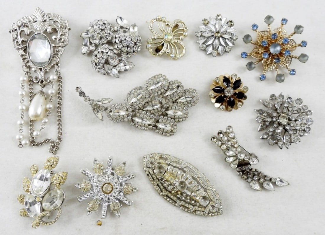 ASSORTED SPARKLING VINTAGE BROOCHES (1 of 2)
