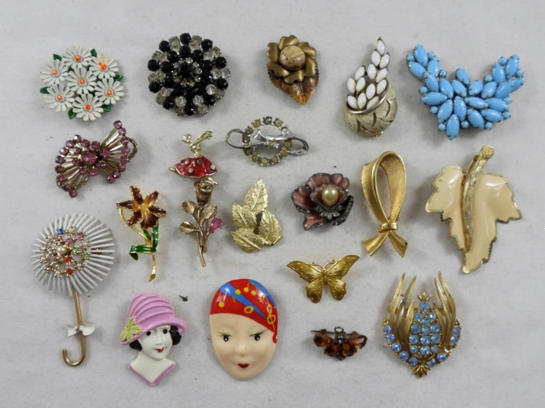 UNIQUE FUN LOT OF VTG BROOCHES (20) (1 of 2)