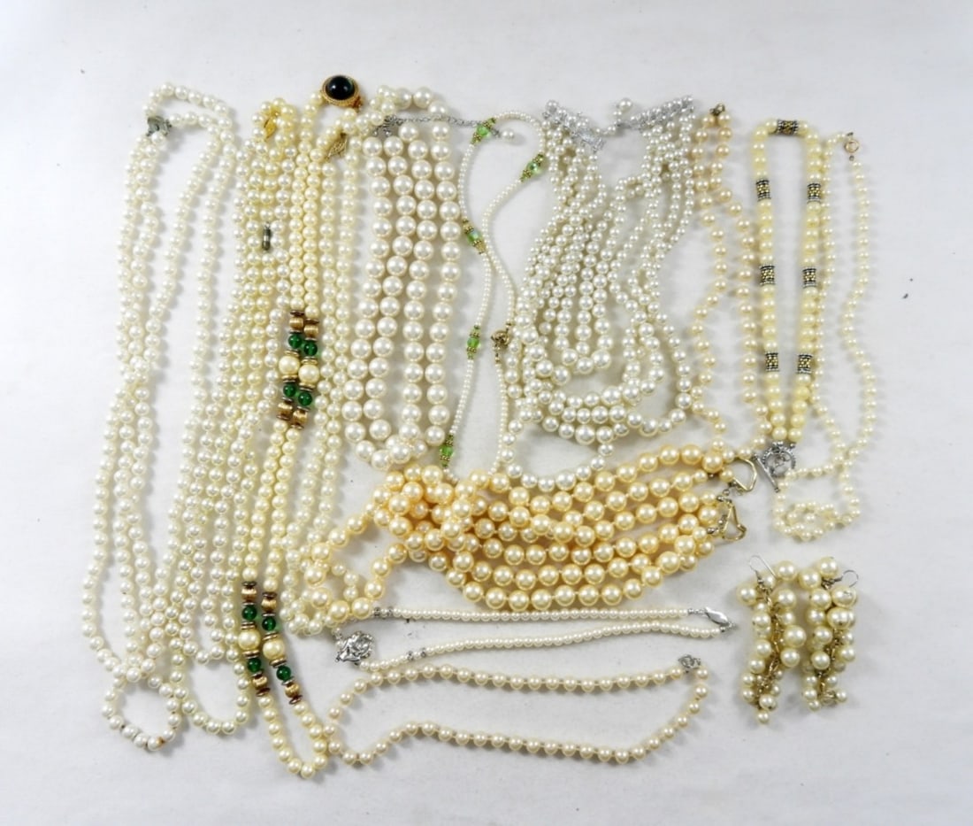 FAUX PEARL NECKLACE LOT MATCHING EARRINGS: FAUX PEARL NECKLACES X14 AND X1 MATCHING PAIR OF EARRINGS