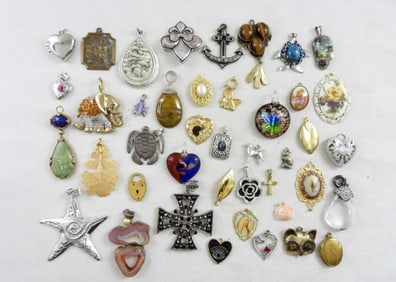 LARGE LOT (40) ASSORTED PENDANTS & CHARMS