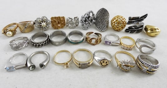 25 VARIETY LOT OF RINGS