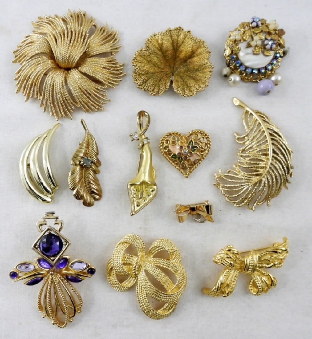 GOLD TONE VINTAGE BROOCH LOT: ASSORTED GOLD TONE VINTAGE BROOCHES, SOME MOTIFS INCLUDE: BOW, FLORAL, LEAF AND MORE!