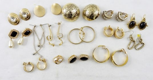 15 MIX GOLD TONE LADIES FASHION EARRINGS