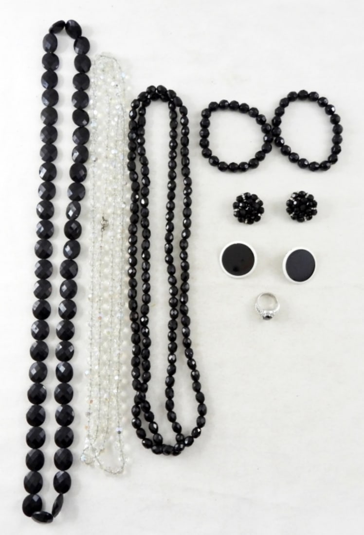 LADIES SPARKLEY BLACK JEWELRY LOT: 3 NECKLACES, 2 BRACELETS, 2 PAIRS OF EARRINGS, 1 RING (SIZE: 7)