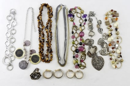 LADIES NECKLACE, EARRINGS & BROOCH LOT