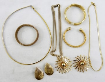 STUNNING GOLD TONE JEWELRY SET (8 PIECES)