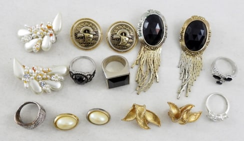 PRETTY RINGS AND EARRINGS MIXED LOT (10)