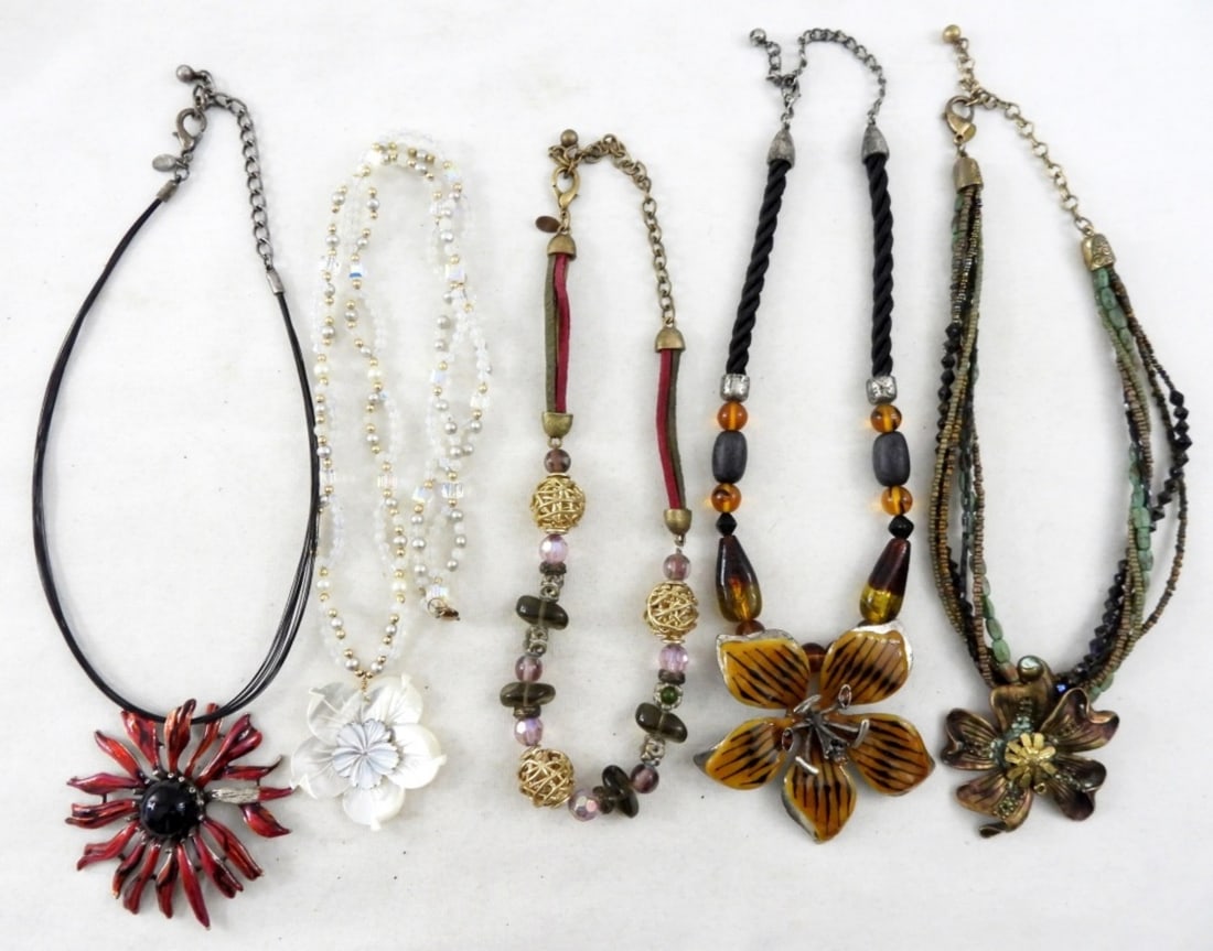 MIX STATEMENT FLORAL CHUNKY NECKLACES (1 of 1)