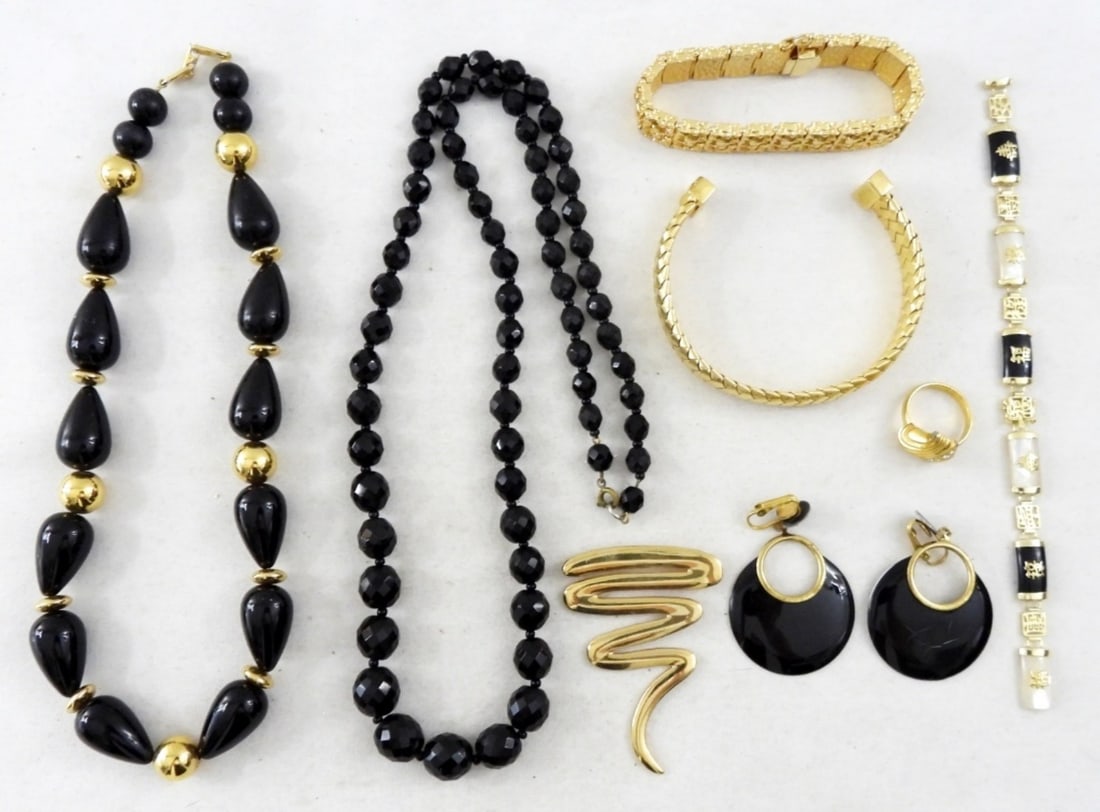 BLACK AND GOLD CLASSIC JEWELRY LOT: NECKLACES (16 AND 30IN), 1 PAIR OF CLIP ON EARRINGS, 1 RING (SIZE 9), 3 BRACELETS, AND 1 PIN