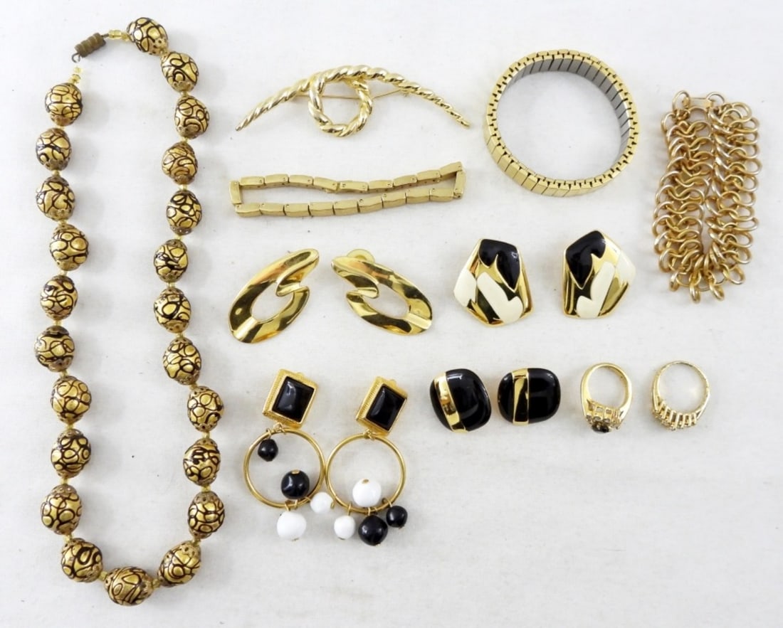 CLASSIC GOLD, WHITE, BLACK JEWELRY LOT (11): 3 BRACELETS, 2 RINGS (SIZE 5, 7.5) 4 PAIRS OF EARRINGS, 1 PIN, AND 1 NECKLACE (16IN)