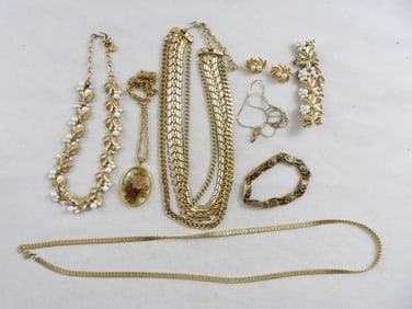 VTG GOLD TONE LOT WITH AVON SET