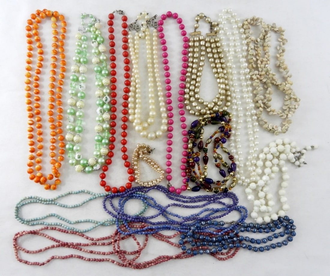 (17) VTG BEADED NECKLACE LOT: MIXED LOT OF BEADED NECKLACES, WITH A VARIETY OF COLORS. ALL IN GOOD CONDITION.