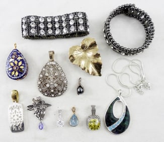 (8) PENDANTS MIXED LOT