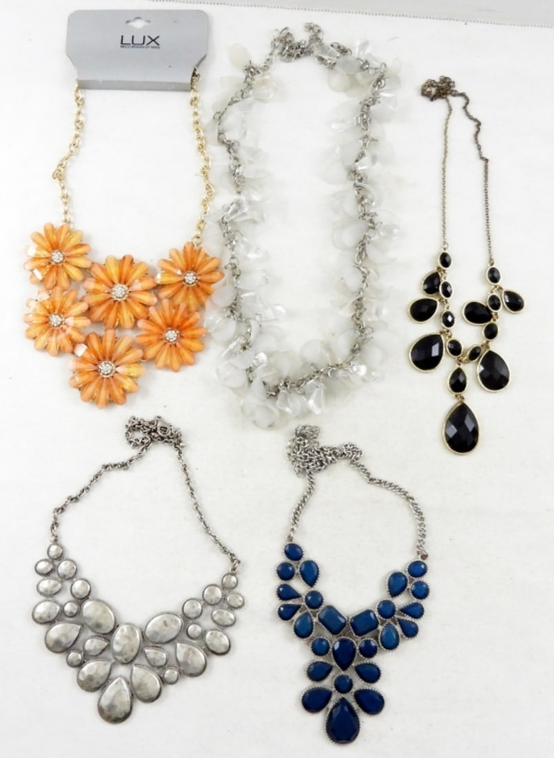 LADIES FASHION STATEMENT NECKLACE LOT: 5 14-30 IN LENGTHS, VARIETY OF COLORS AND STYLES, BID NOW!