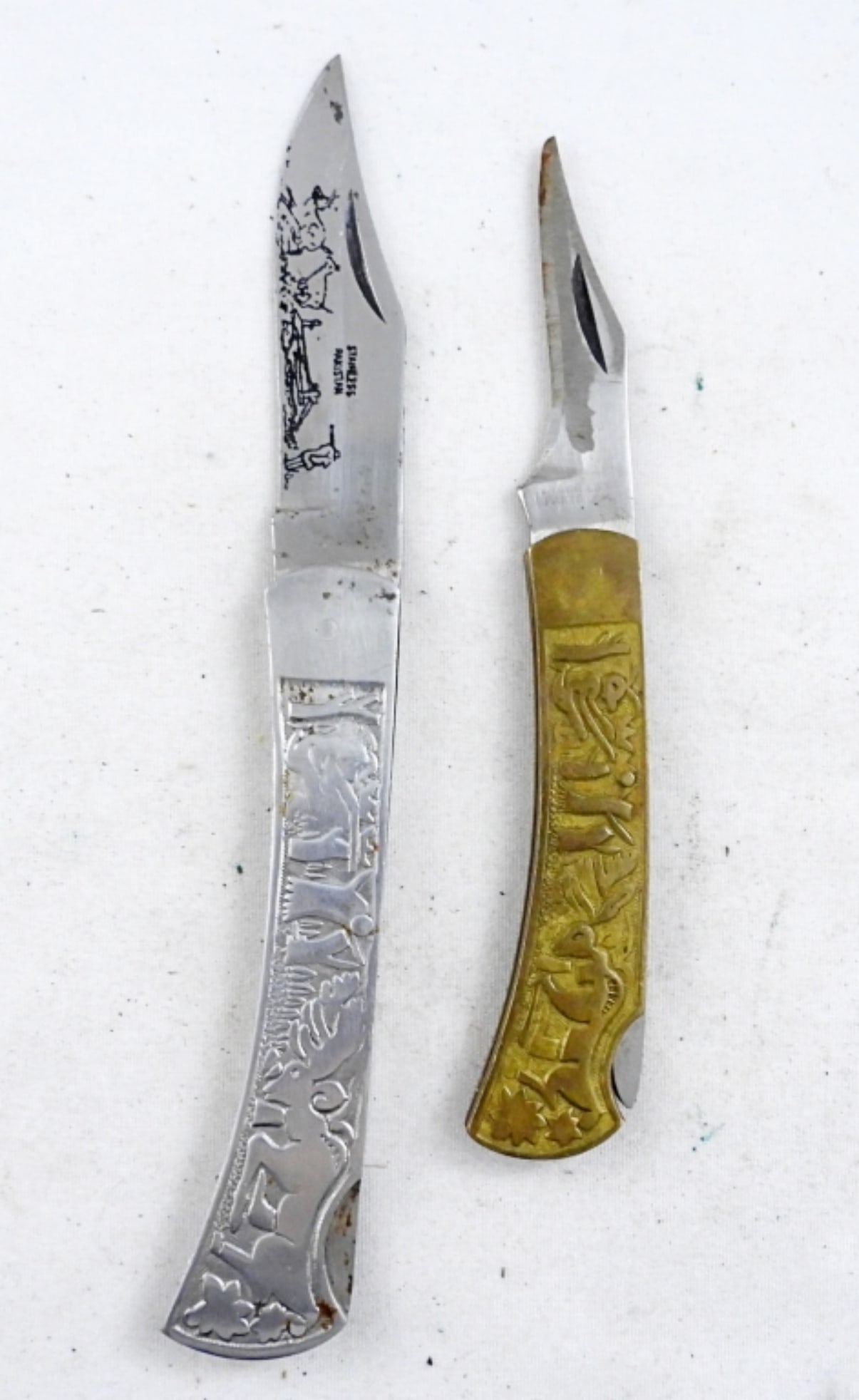 (2) LOCKBACK METAL HANDLE HUNTING: UNIQUE DESIGNED HANDLES - USED CONDITION